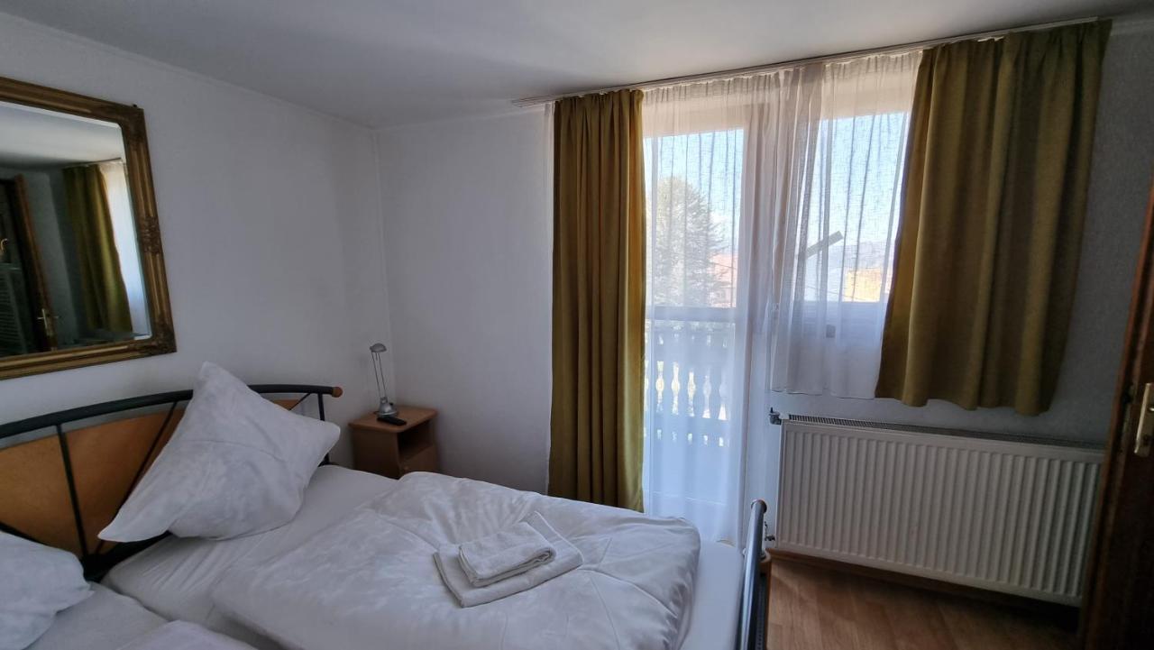Casa Germana Hotel Lupeni  Buitenkant foto